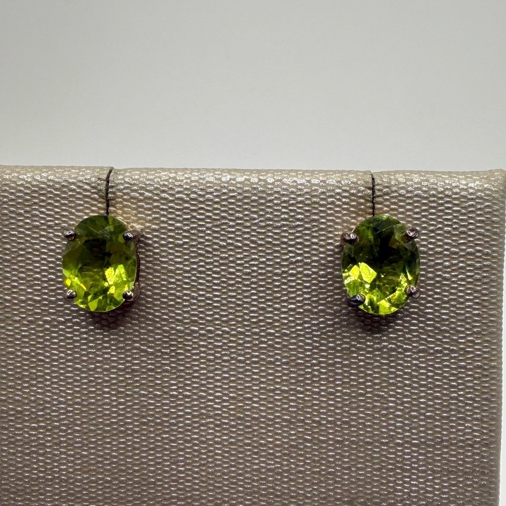 Gems en Vogue Peridot Stud Earrings 925 Gold